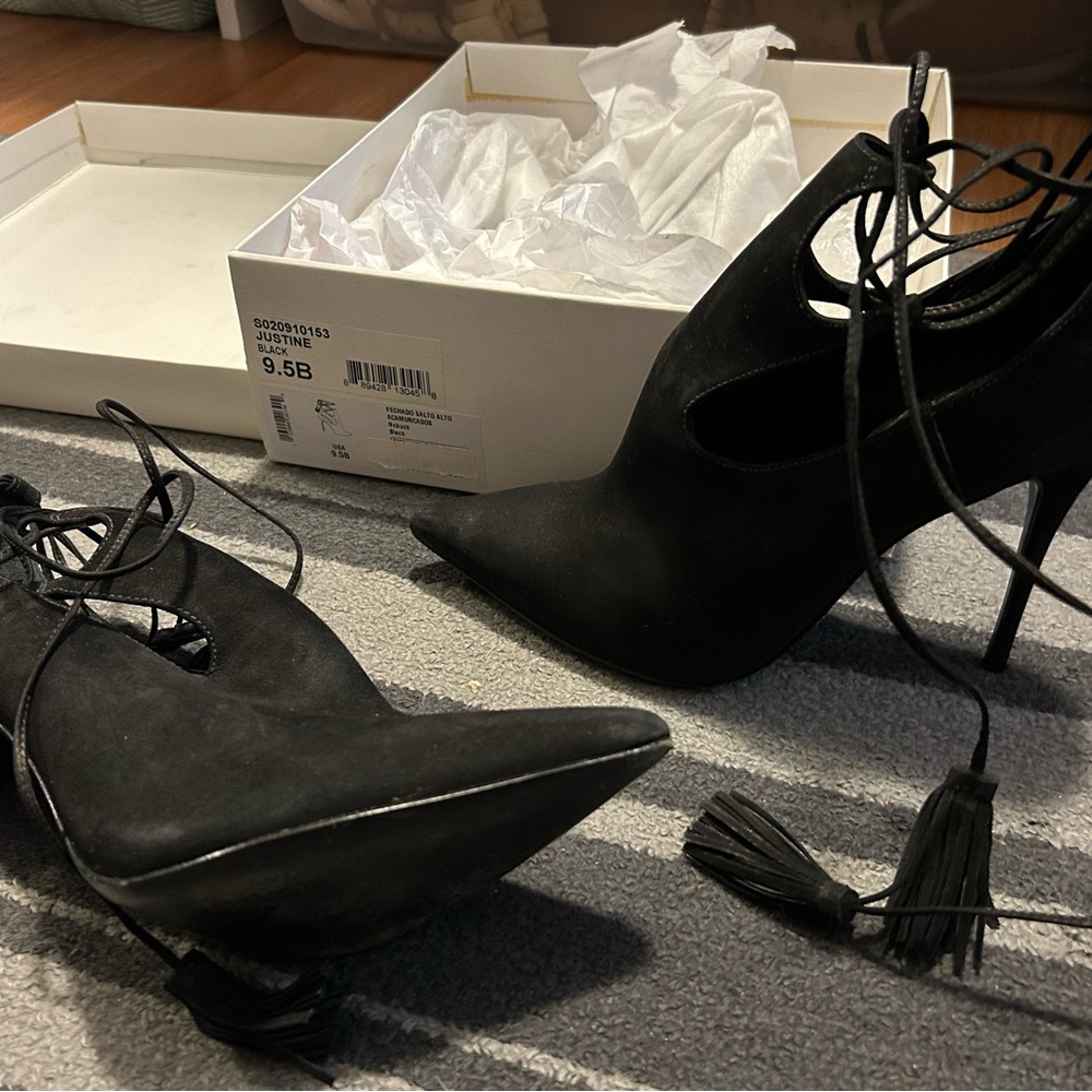 Beautiful Schutz shoes with ties in black
